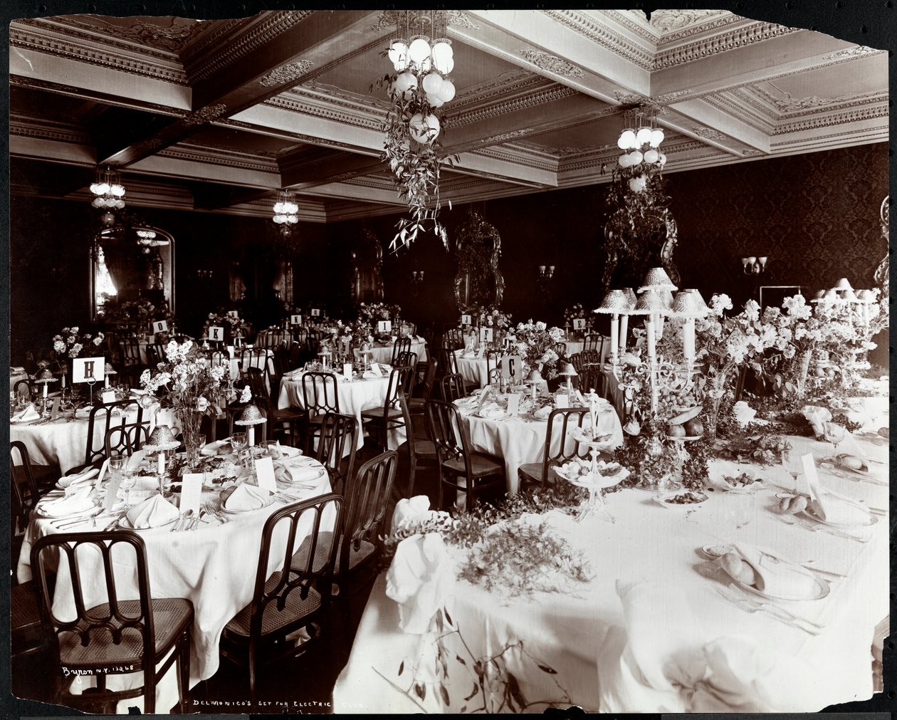 Gedeckte Tische für das Bankett des Electric Club im Hotel Delmonico, 1902 (Silbergelatineabzug) von Byron Company