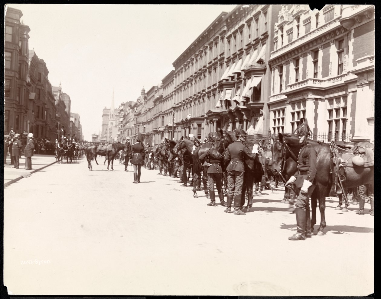 Das Personal des Gouverneurs erwartet die Ankunft von Li Hung Chang im Waldorf Astoria Hotel, 34th Street, New York, 1896 von Byron Company