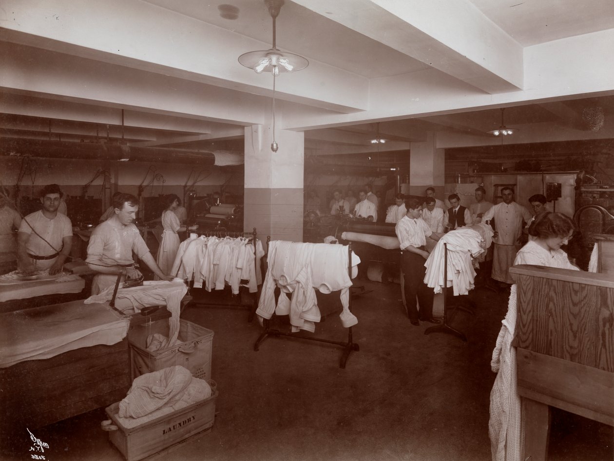 Der Waschraum im Hotel McAlpin, 1913 von Byron Company