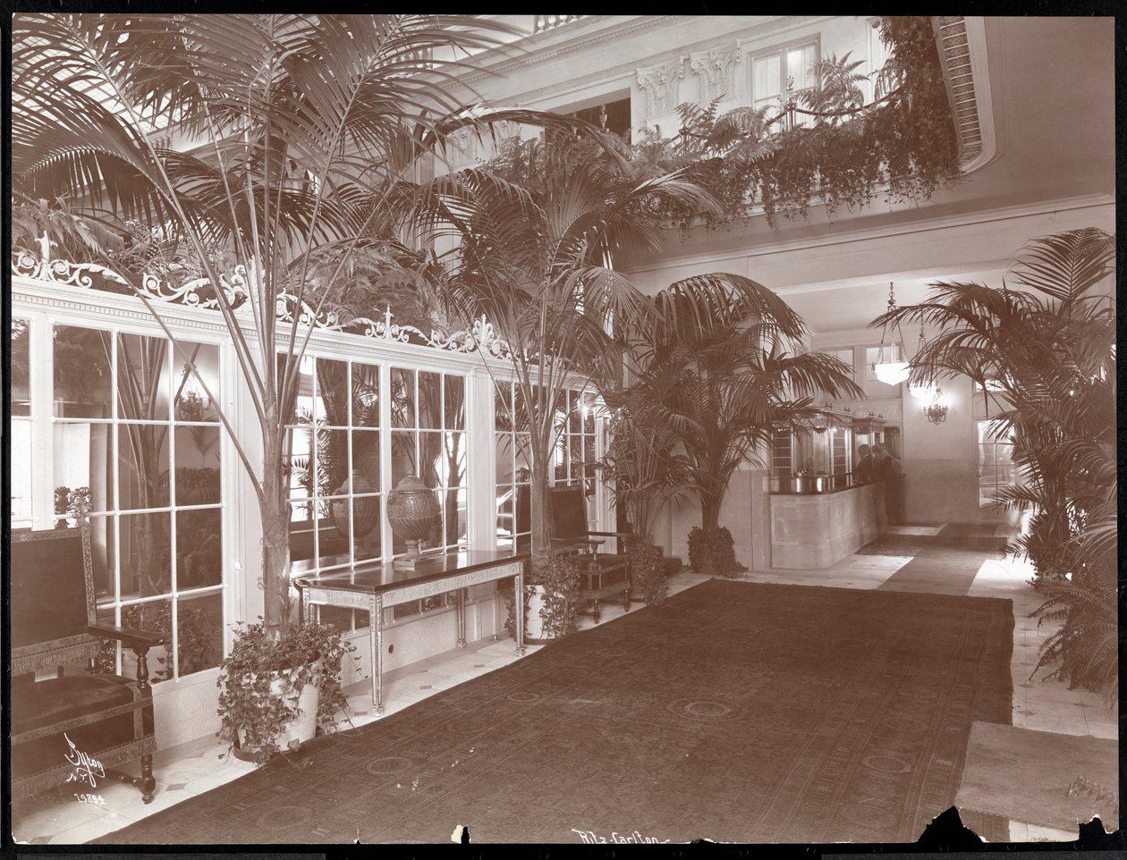 Die Lobby und der Registrierungsschalter im Ritz-Carlton Hotel, ca. 1910-11 von Byron Company