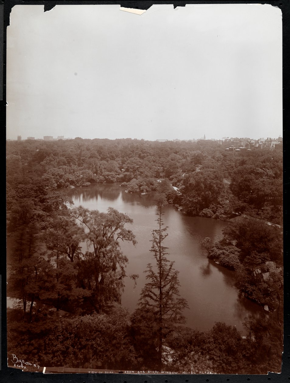 Blick auf den Central Park vom 4. Stock des Plaza Hotels, 5th Avenue und 59th Street, 1907 von Byron Company