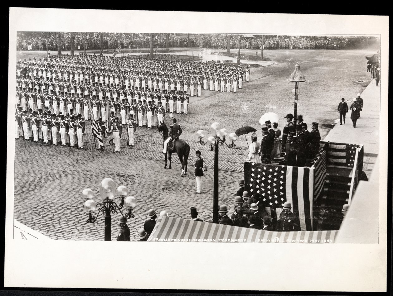 Ansicht von Prinzessin Eulalia von Spanien, die das 7. Regiment bei der Columbus-Feierparade im Savoy Hotel, New York, 1899, überprüft (Silbergelatineabzug) von Byron Company