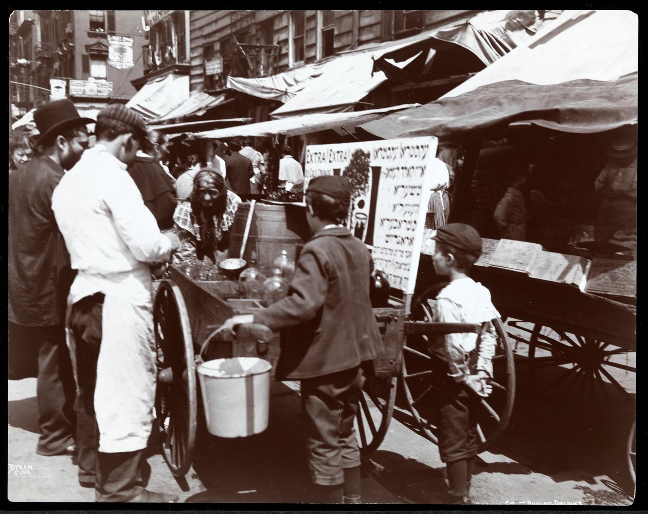 Kinder kaufen Getränke von einem Händler in der Hester Street, New York, 1898 von Byron Company