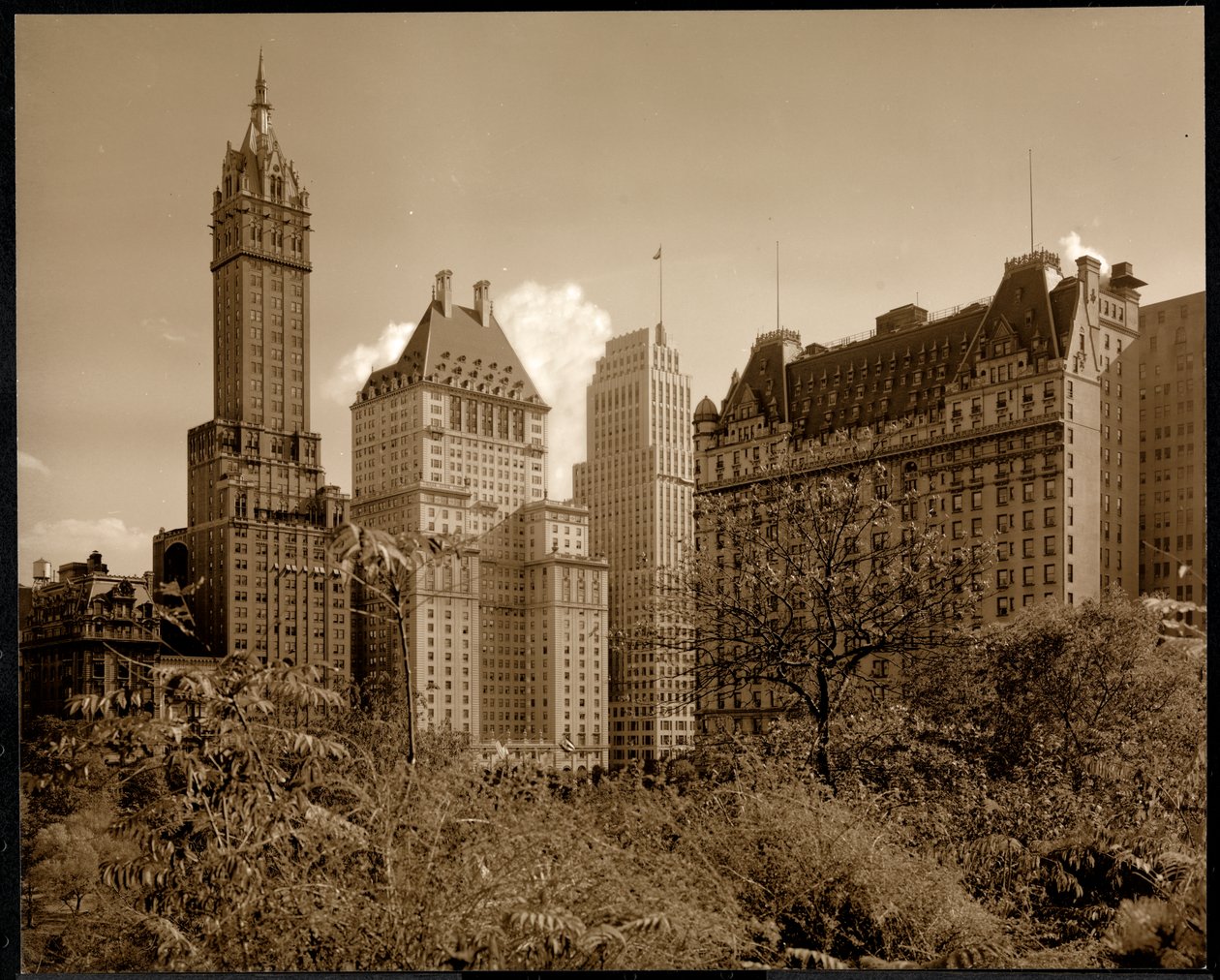Ansicht des Savoy Plaza Hotels, 59th Street und Fifth Avenue, New York, ca. 1937 von Byron Company