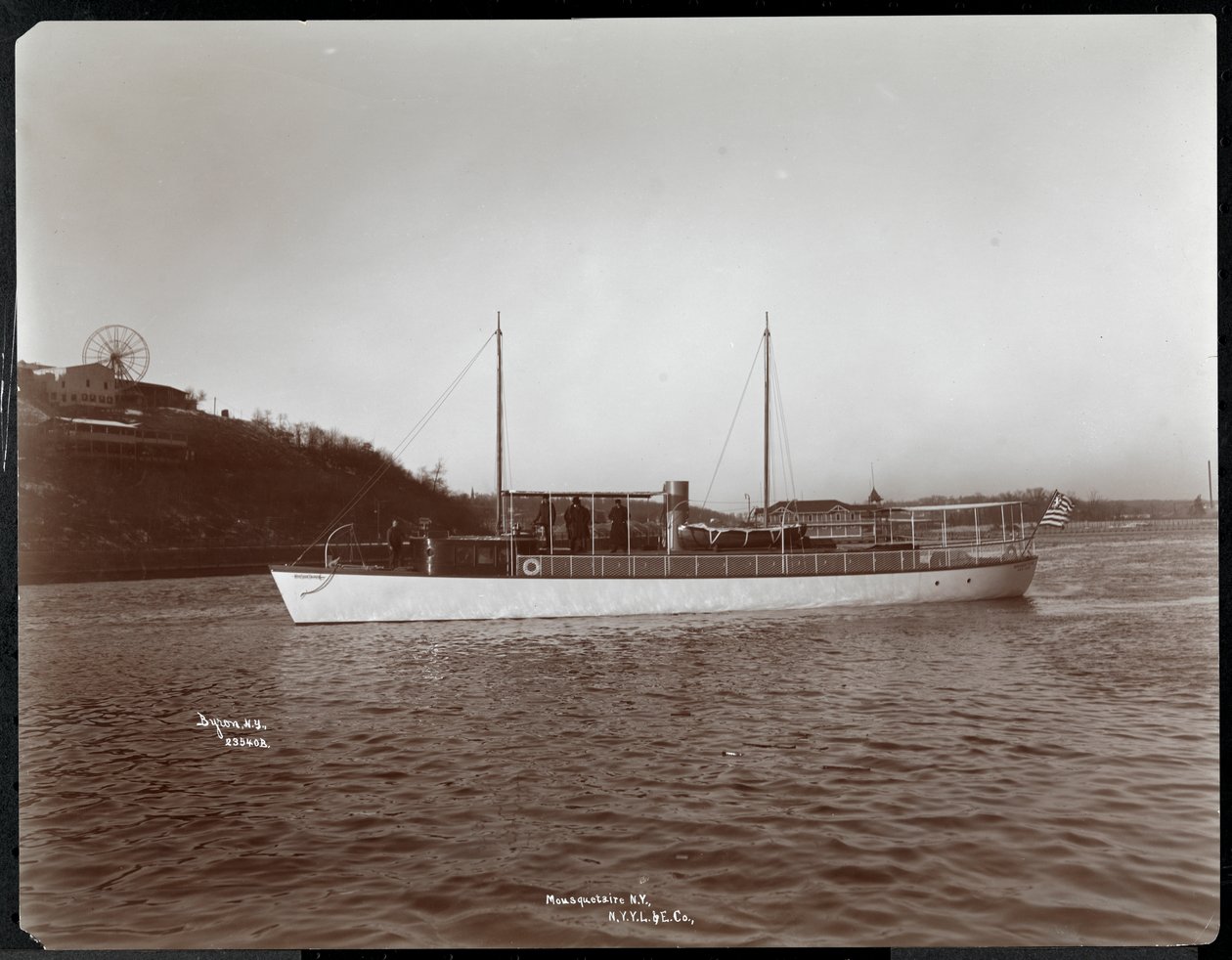 Ansicht der Yacht Mousquetaire der New York Yacht, Launch und Engine Co. auf dem Harlem River, New York, 1905 (Silbergelatineabzug) von Byron Company