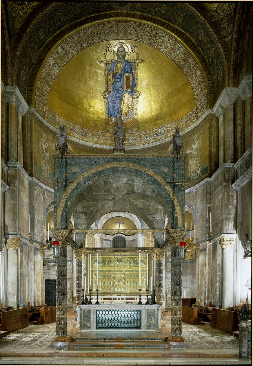 Byzantinische Architektur: das Presbyterium. Der Hauptaltar, das Ziborium mit Alabastersäulen, die Kapitelle und die Pala d