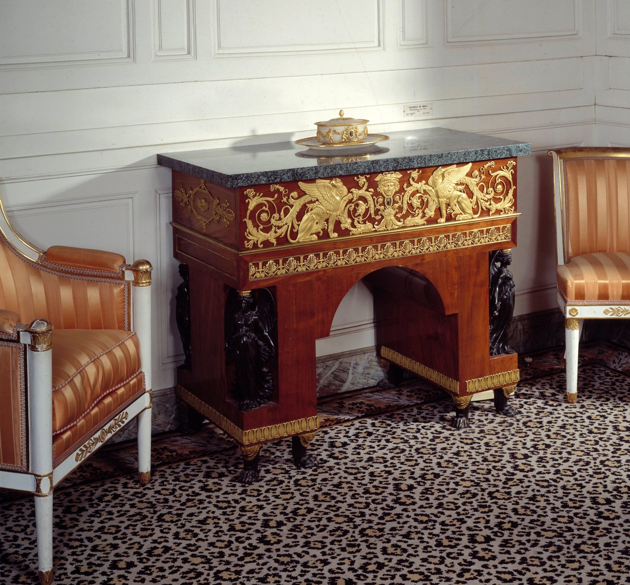 Möbel des Premier Empire: das Büro der Kaiserin Josephine de Beauharnais (1763-1814), hergestellt von den Brüdern Jacob (19. Jahrhundert) nach den Zeichnungen von Charles Percier und Pierre Fontaine. 1800 Versailles, Grand Trianon von C. and Fontaine P. Percier