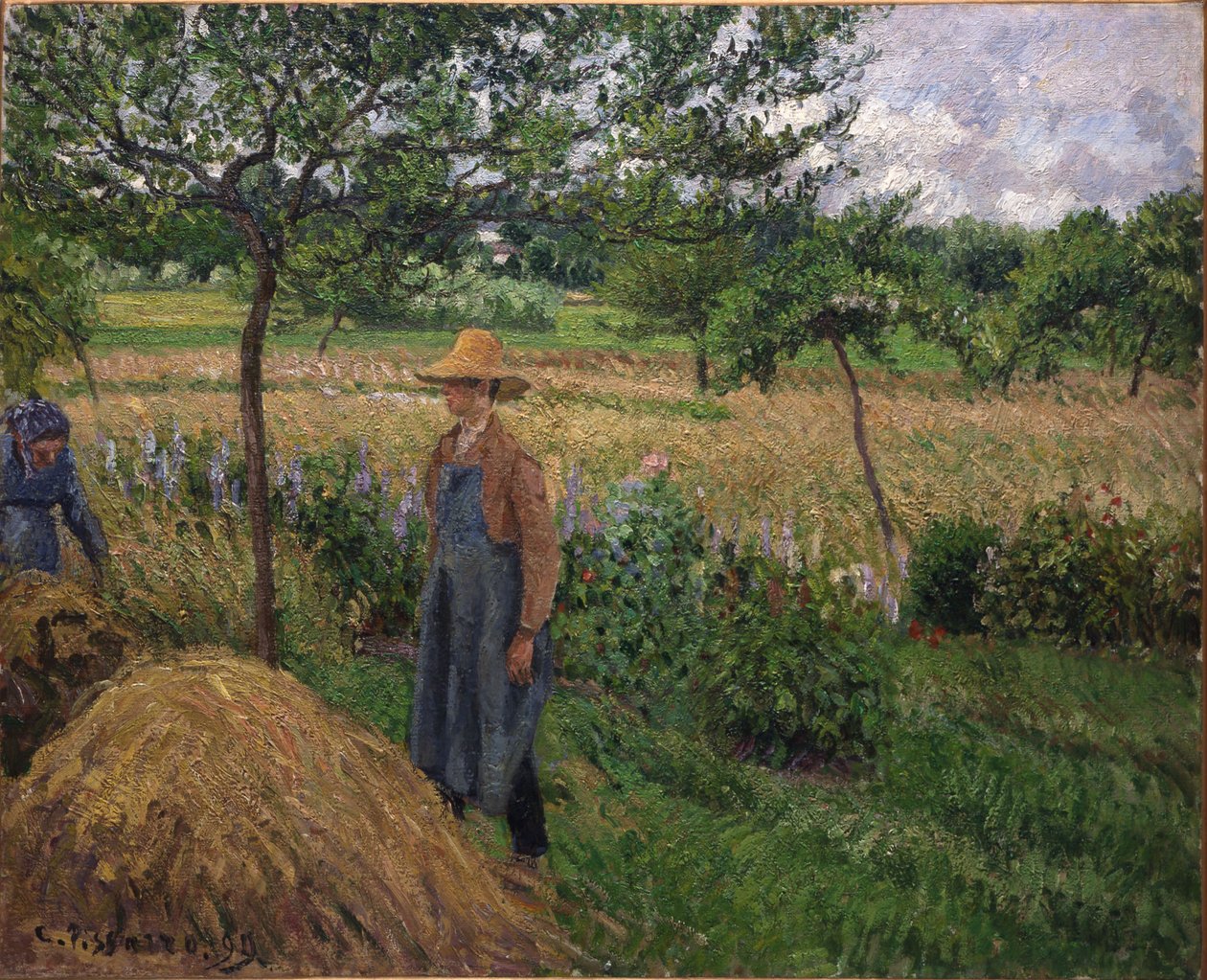 Gärtner steht neben einem Heuhaufen, bewölkter Himmel, Éragny von Camille Pissarro