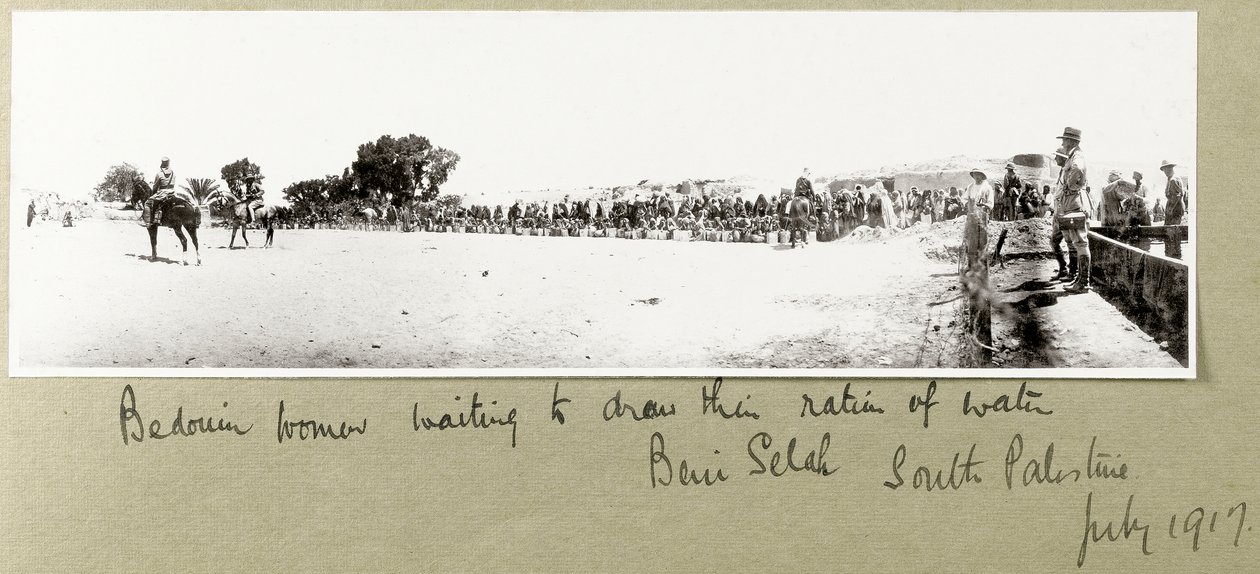 Beduinenfrauen warten darauf, ihre Wasserration zu erhalten, Beni Saleh, Juli 1917 von Capt. Arthur Rhodes