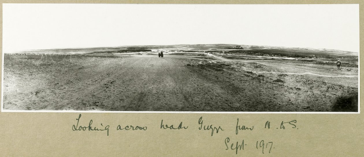 Blick über Wadi Guzzeh von Norden nach Süden, September 1917 von Capt. Arthur Rhodes