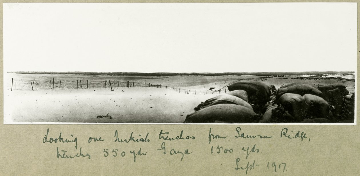 Blick über türkische Schützengräben vom Samson Ridge, September 1917 von Capt. Arthur Rhodes