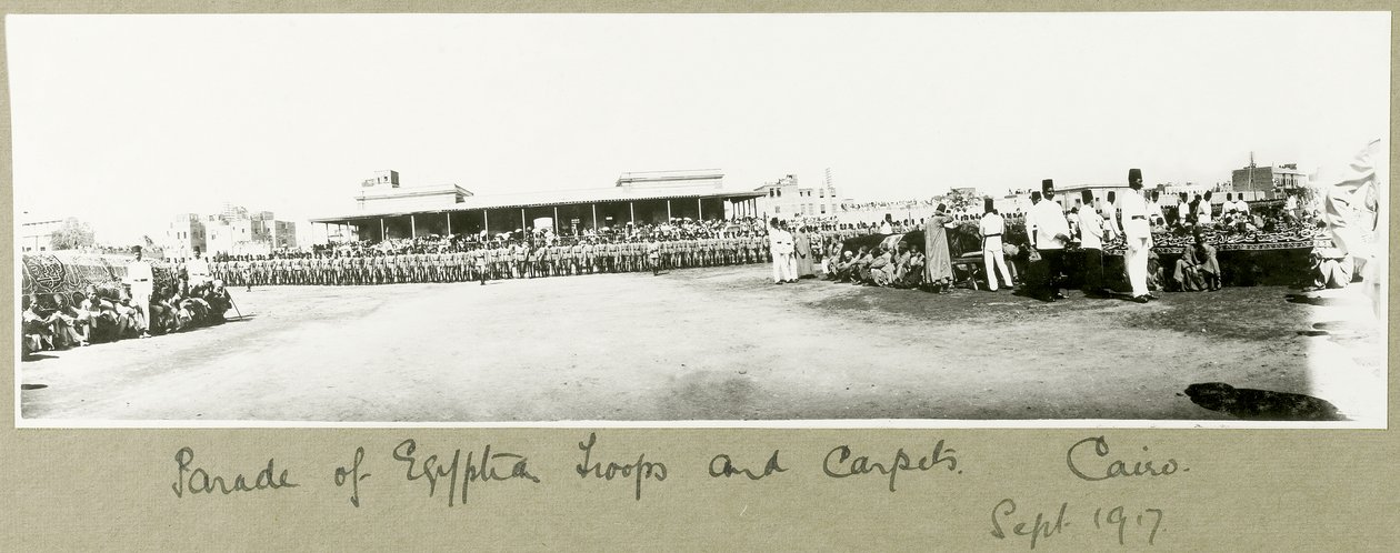 Parade ägyptischer Truppen und Teppiche, Kairo, September 1917 von Capt. Arthur Rhodes