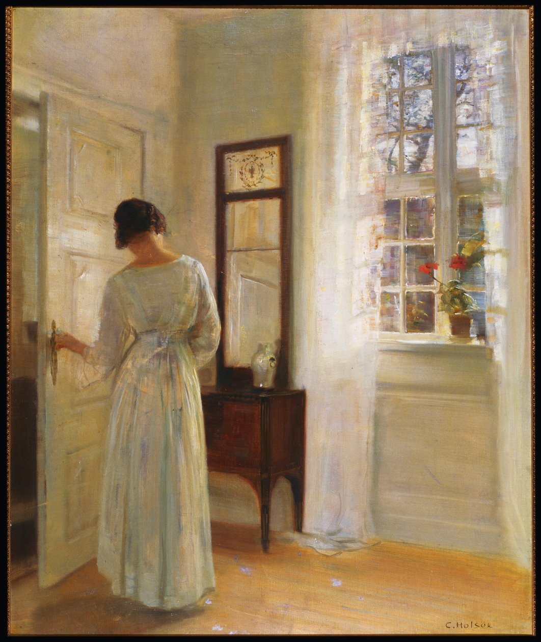 Eine Dame, die in einen Spiegel bei einer offenen Tür schaut von Carl Holsoe