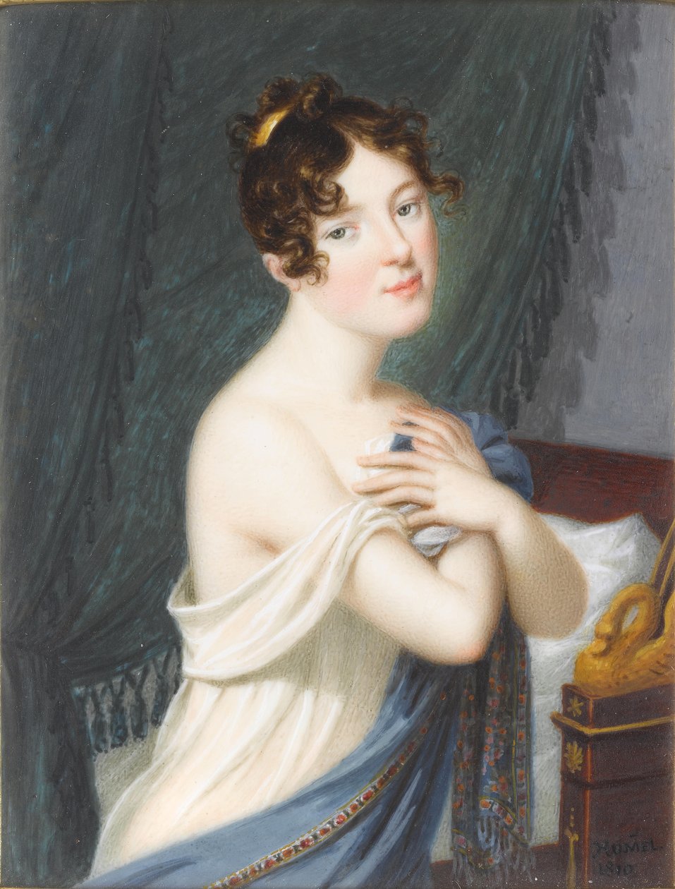 Eine Dame, vor einem Bett und grünen Vorhängen stehend, hält ihr weißes Hemd und eine blau bestickte Stola an ihre Brust, ein goldener Kamm in ihrem gelockten und hochgesteckten Haar von Carl Hummel