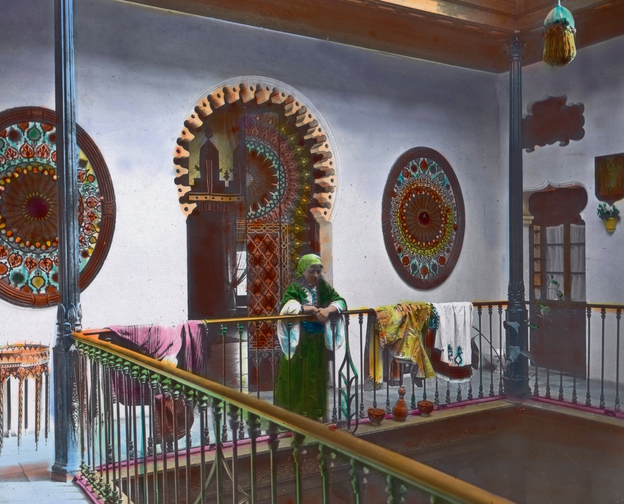 Nordmarokko, marokkanische Frau in Galerie, Bilddatum: ca. 1910. Carl Simon Archiv von Carl Simon