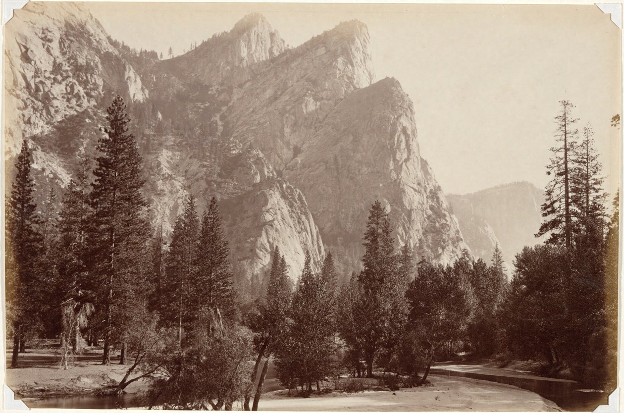 Die Drei Brüder, 4.480 Fuß, Yosemite-Tal von Carleton E. Watkins