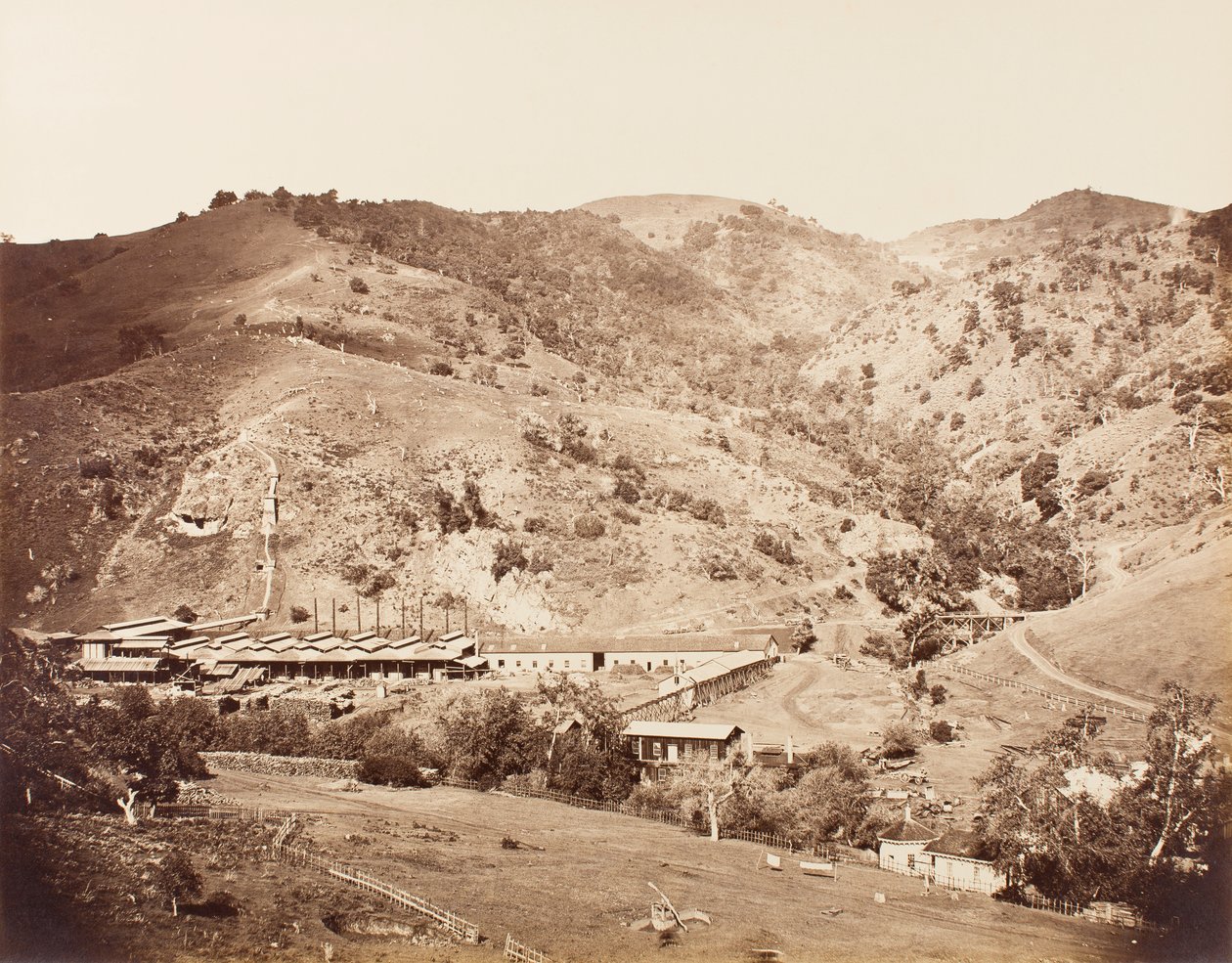 Die Werke und die Mine, New Almaden, Santa Clara, Kalifornien von Carleton E. Watkins