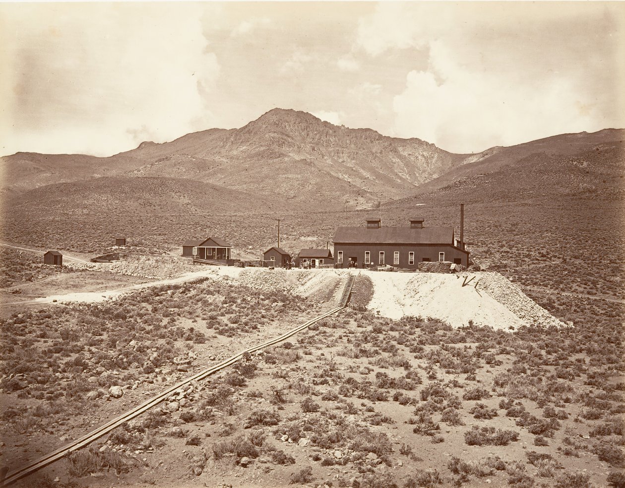 Gebäude des Sutro-Tunnels, 1875, gedruckt ca. 1876 von Carleton Emmons Watkins