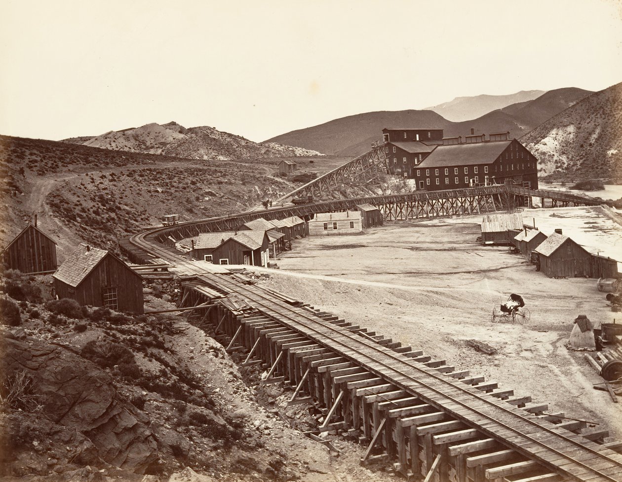 Eureka-Quarz-Mühle und Flume, Nevada, 1875, gedruckt ca. 1876 von Carleton Emmons Watkins