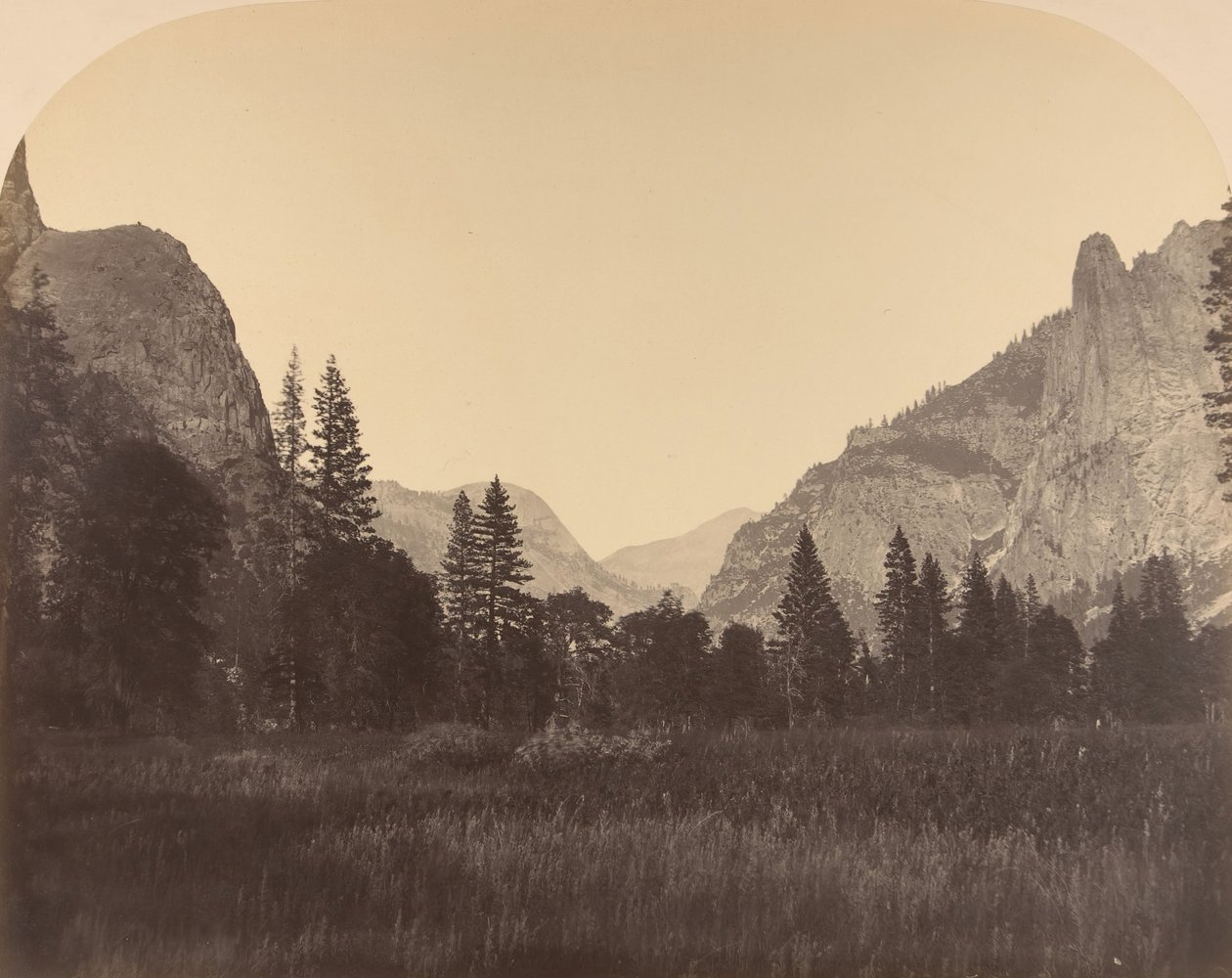 Das Tal hinauf, Nordkuppel in der Mitte, Wächter links, 1861 von Carleton Emmons Watkins
