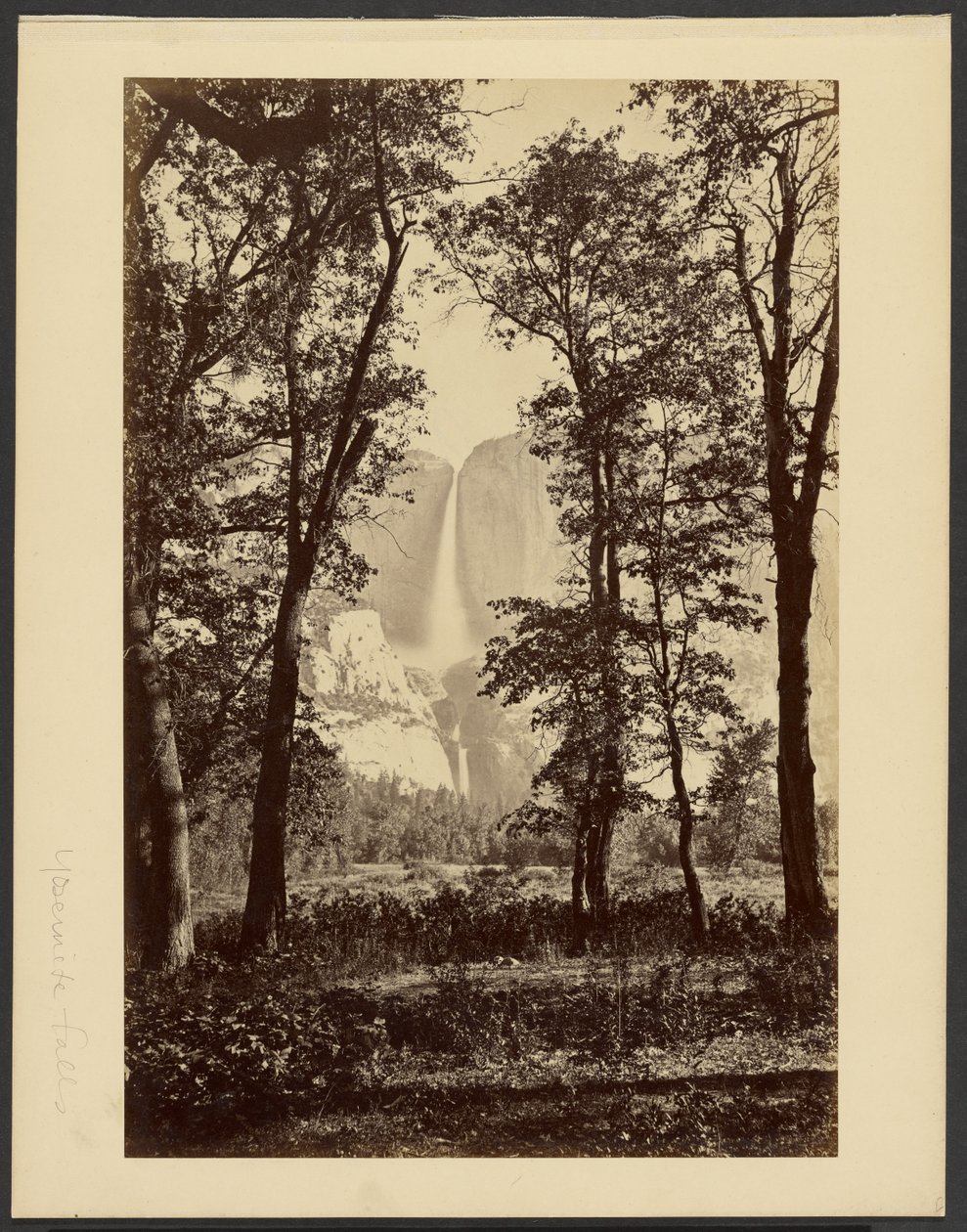 [Yosemite Falls, von unten] von Carleton Watkins