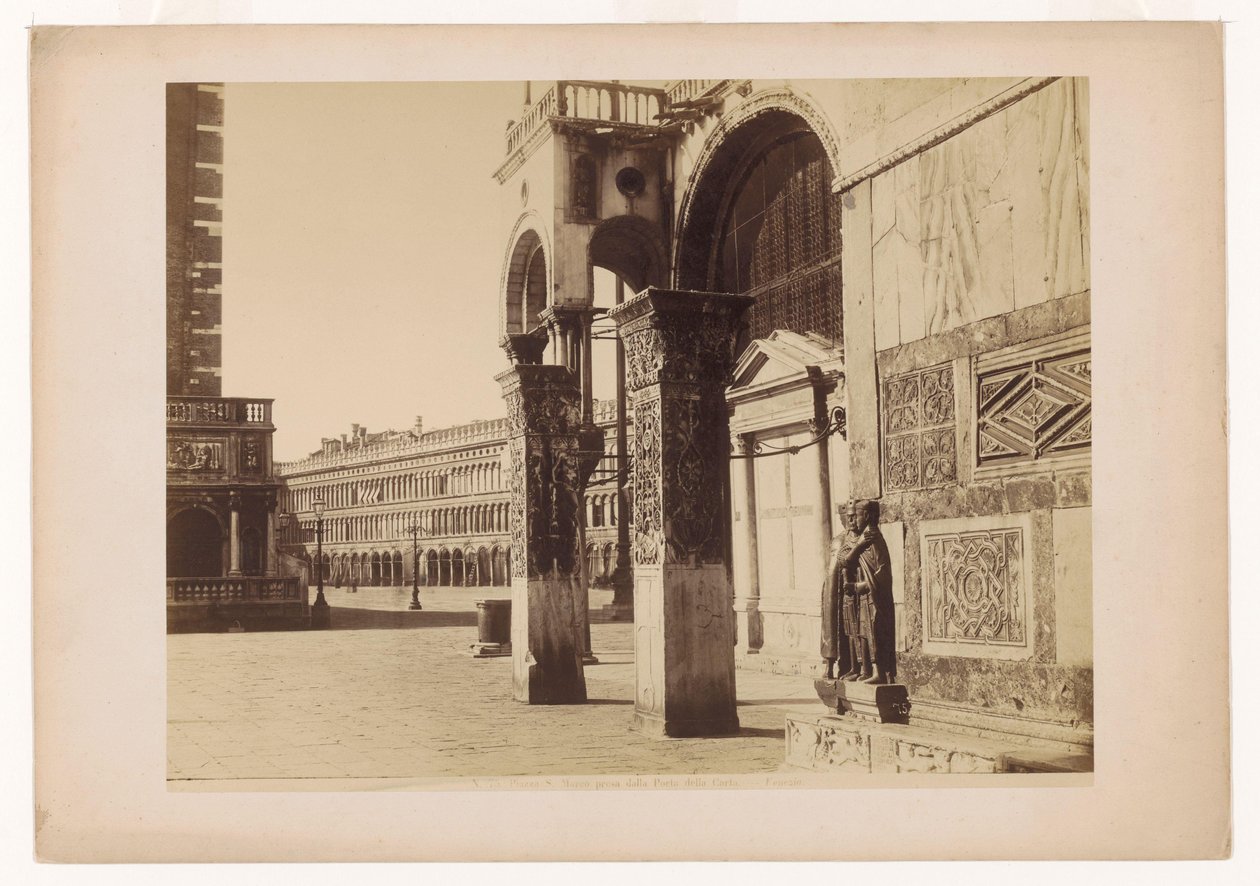 Der Markusplatz von der Porta della Carta aus gesehen. Venedig. von Carlo Naya