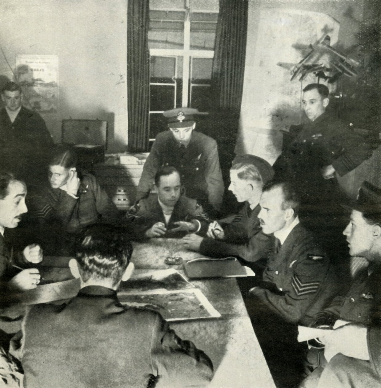 Verhör von Flugbesatzungen, W.A.A.F. hilft bei dieser Arbeit, ca. 1943 von Cecil Beaton