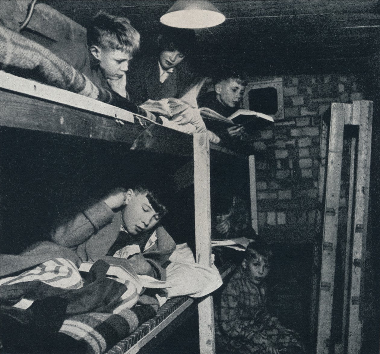 Schlafsaal der Schüler, 1941 von Cecil Beaton