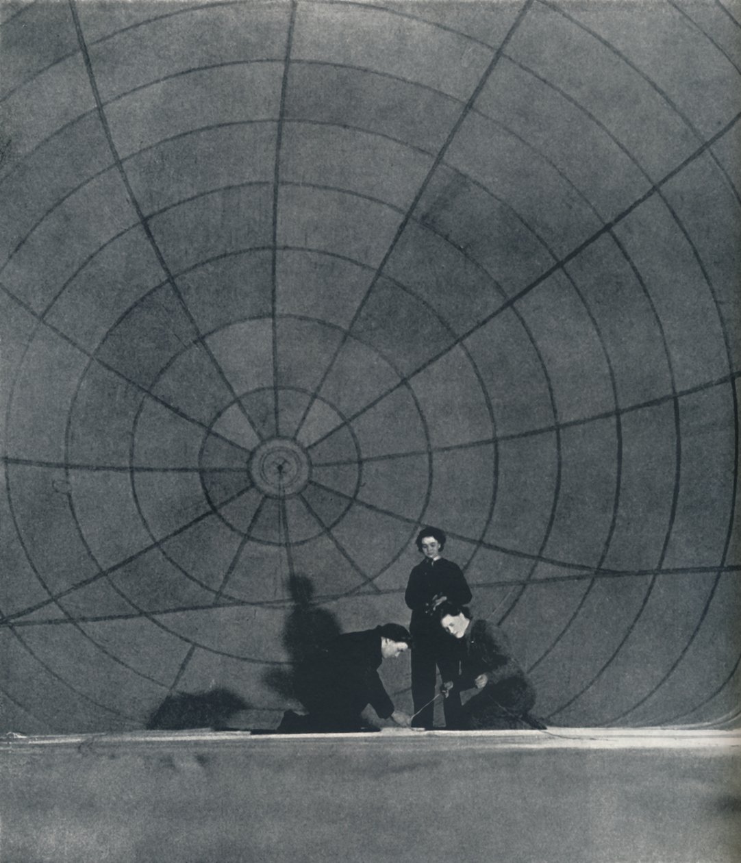 Die WAAFS arbeiten an einem Ballon, 1941 von Cecil Beaton