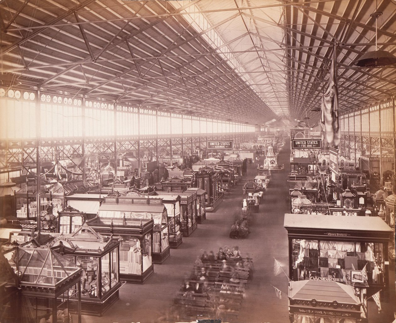 Hauptgebäude, von der Ostgalerie, Centennial Exhibition, Philadelphia von Centennial Photographic Co.