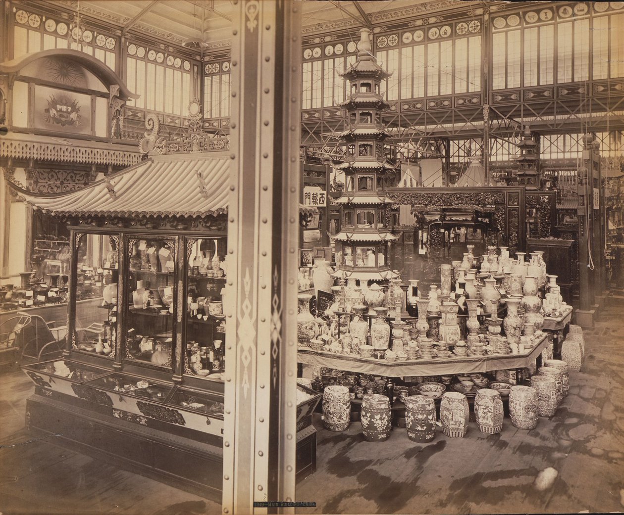 Ansicht des chinesischen Hofes, Hauptgebäude, Centennial Exhibition, Philadelphia von Centennial Photographic Co.