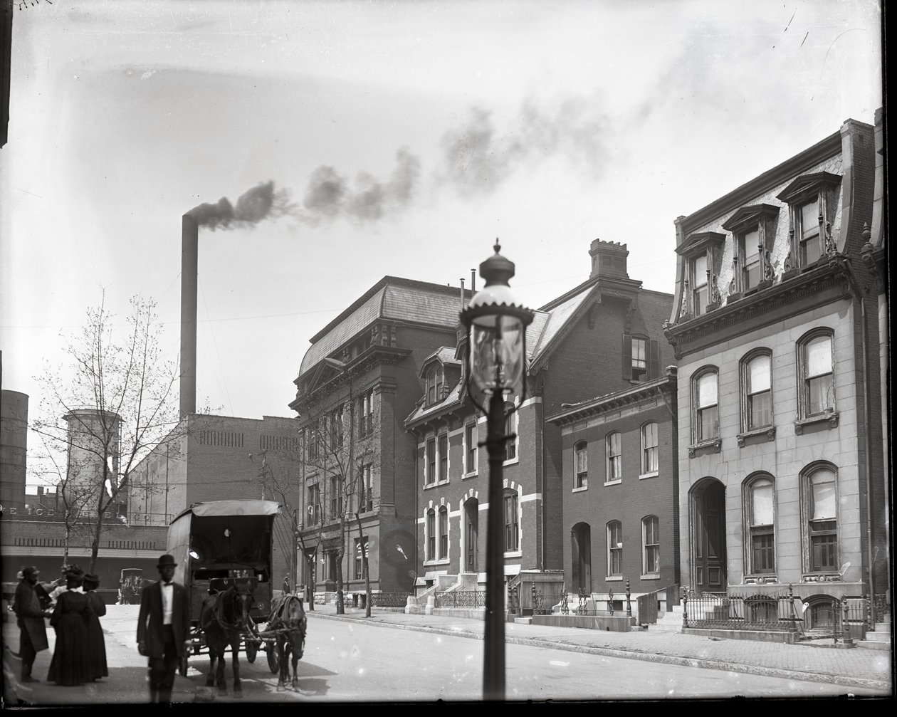 Lawton Street Blick nach Westen zu Beaumont. Polar Wave Ice and Fuel Company, Beaumont Medical College und das Haus von Doktor Gustavus H. E. Baumgarten im Hintergrund von Charles Clement Holt