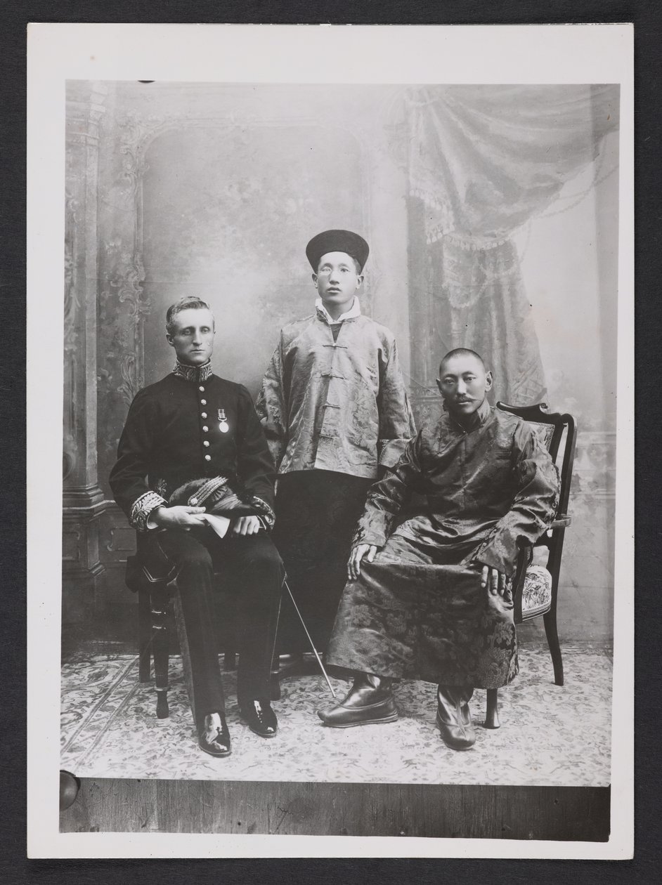Charles Bell mit dem dreizehnten Dalai Lama und dem Kronprinzen von Sikkim, Sidkeong Tulku Namgyal, 1910 von Charles Alfred Bell
