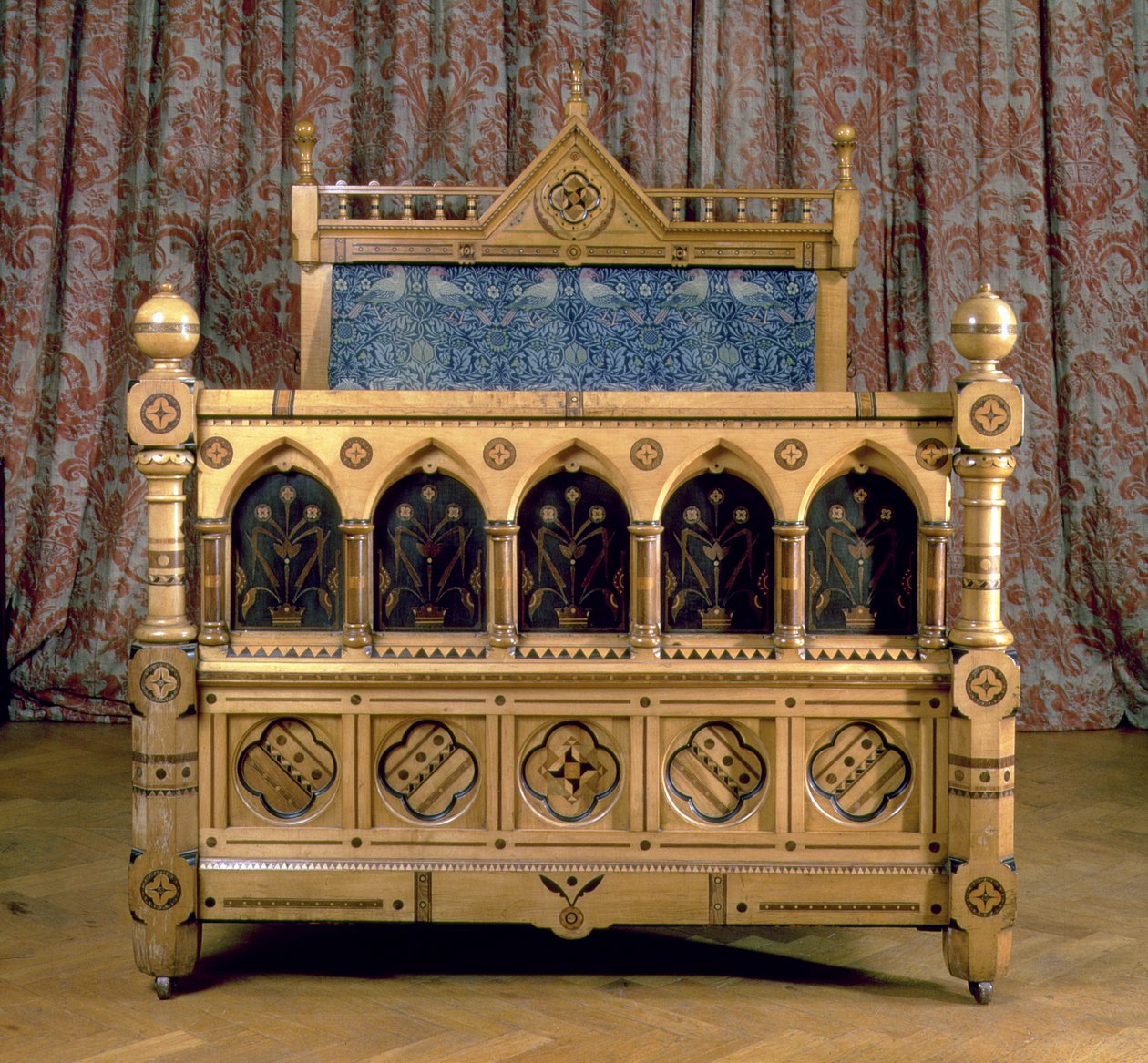 Gotisches Revival-Einlegebett mit gepolstertem Kopfteil, hergestellt von Marsh & Jones, ca. 1866 (Holz) von Charles Bevan