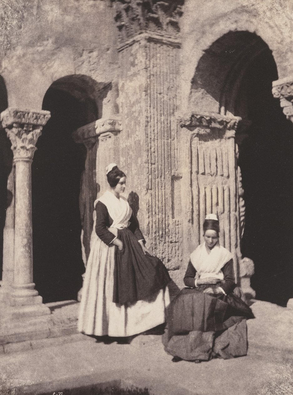Frauen aus Arles im Kreuzgang von Saint-Trophime von Charles Nègre