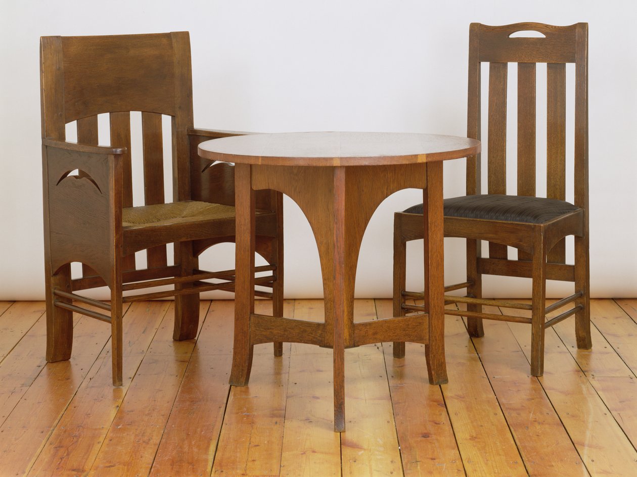 Ein Sessel, hergestellt für den Speiseraum, und ein Esszimmerstuhl, 1897, aus Miss Cranstons Argyle Street Tea Rooms, Glasgow, und ein Beistelltisch für den Billardraum in Miss Cranstons Buchanan Street von Charles Rennie Mackintosh
