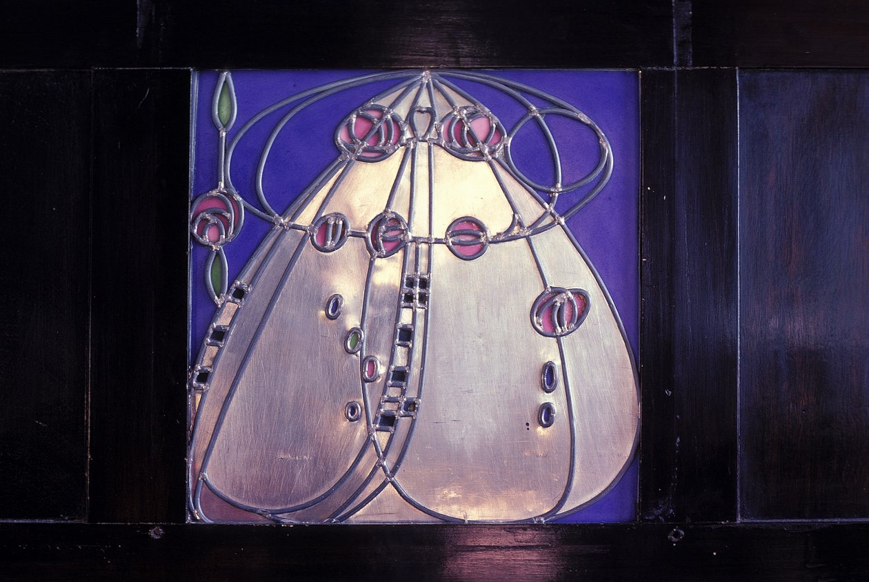 Möbel entworfen für Nr. 120 Mains Street, Glasgow, Schwarzer Schrank mit eingelegter Platte, 1904 von Charles Rennie Mackintosh