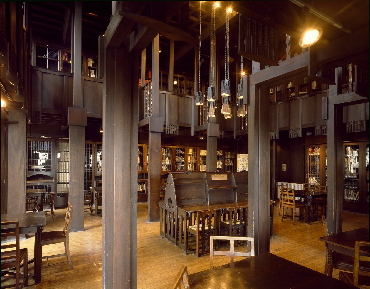 Innenansicht des Lesesaals der Kunsthochschule, entworfen von Charles Rennie Mackintosh von Charles Rennie Mackintosh