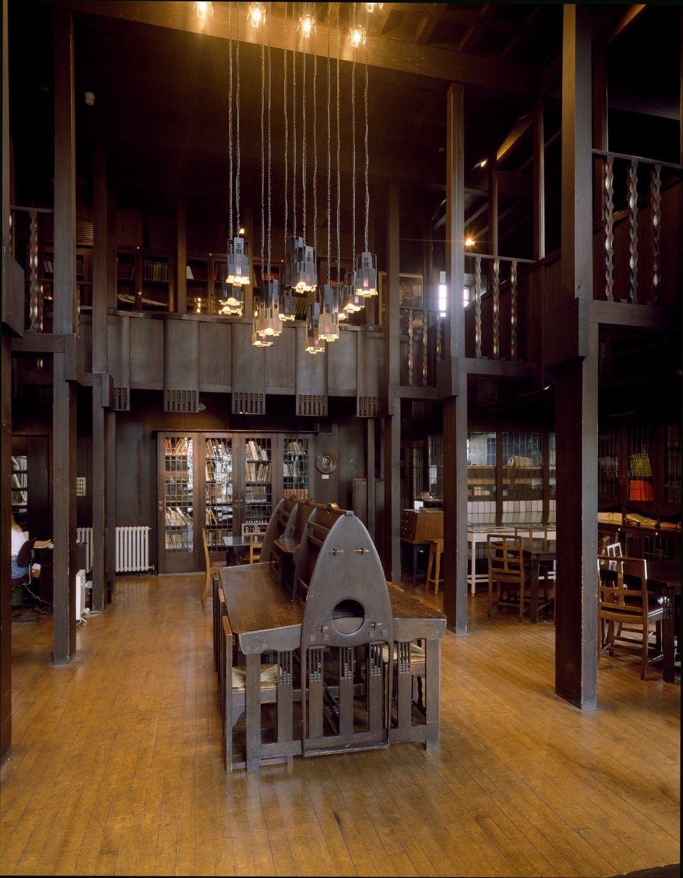 Innenansicht des Lesesaals der Kunsthochschule, entworfen von Architekt Charles Rennie Mackintosh von Charles Rennie Mackintosh