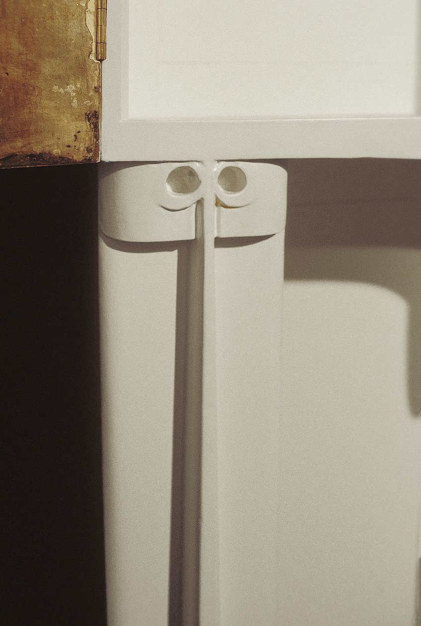 Weißer Schrank entworfen für Mrs. Rowat, 1902 von Charles Rennie Mackintosh
