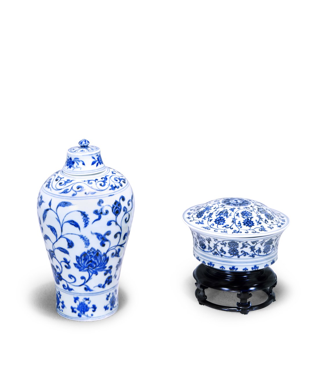 Blau-weiße Schale mit Deckel, dekoriert mit Lotusrollen und 8 buddhistischen Emblemen, mit der Marke von Yuande; blau-weiße Meiping mit Deckel, dekoriert mit Lotus und Wasserpflanzen, Yung-lo-Periode (Keramik) von Chinese School