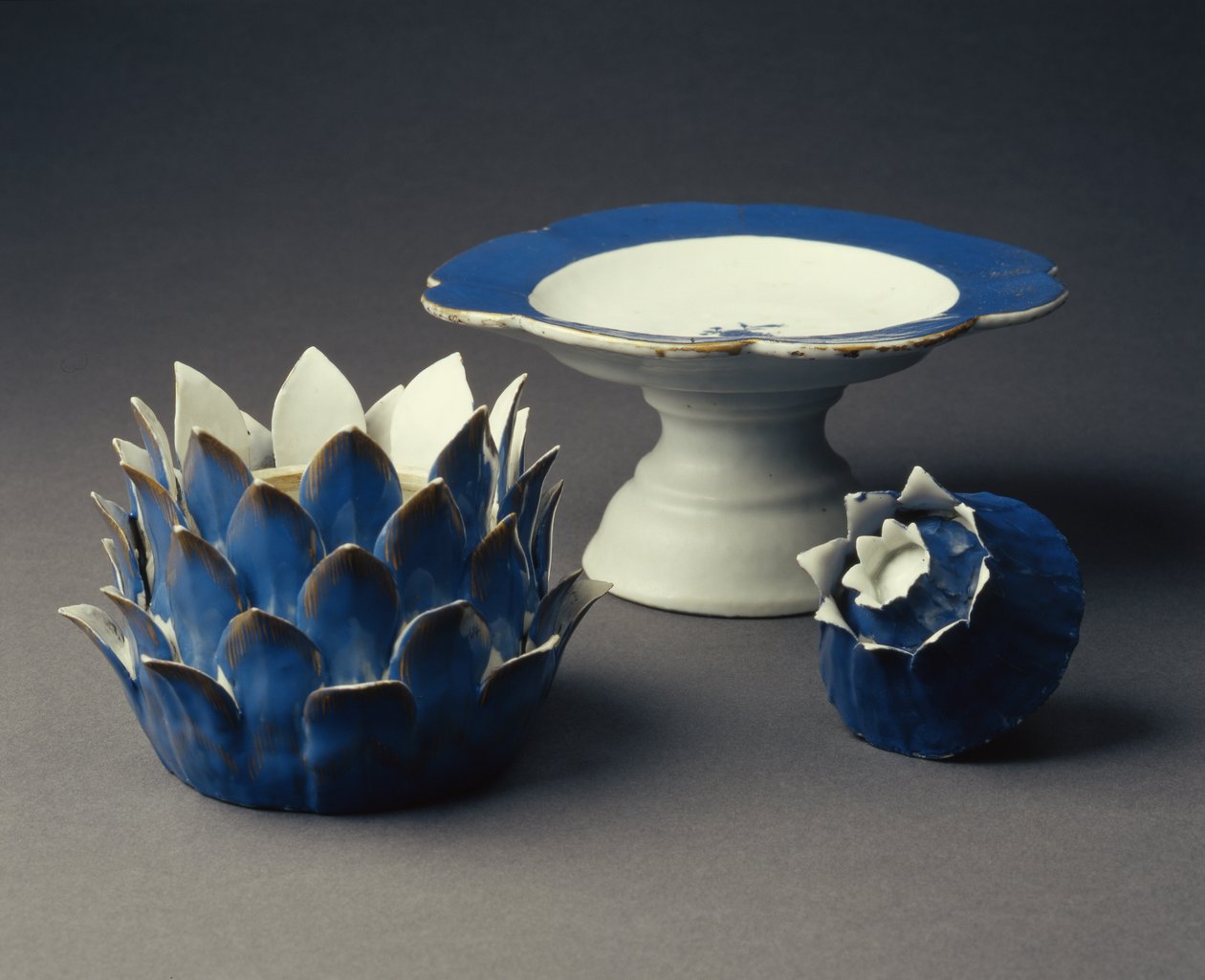 Eine Gemüseform-Terrine, Deckel und Tazza, Jiaqing-Periode (1796-1820) ca. 1800 von Chinese School