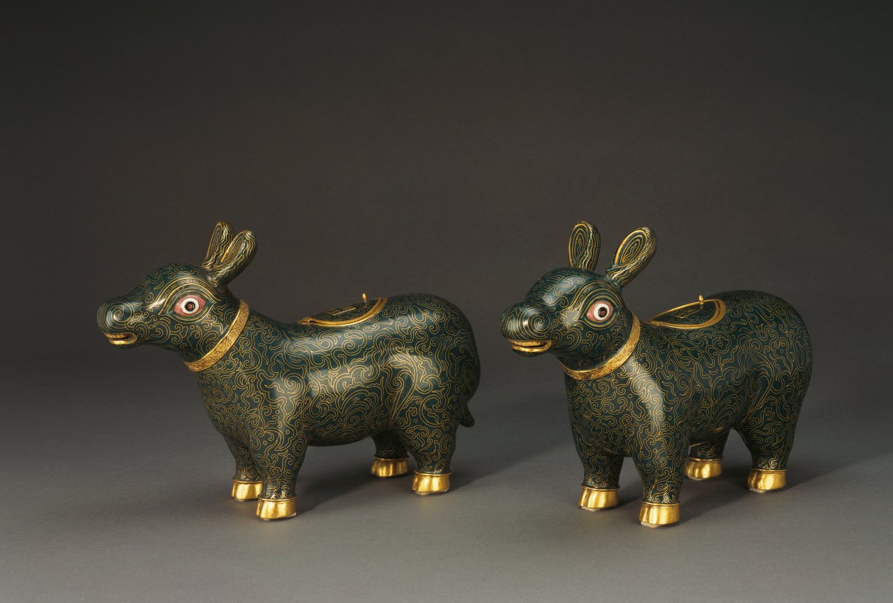 Ein Paar Cloisonné-Emaille-Tapir-Formgefäße von Chinese School
