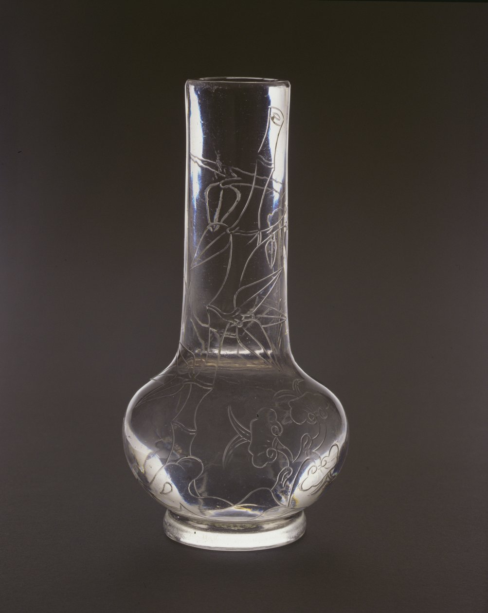 Flasche graviert mit Bambus, Lingzhi-Pilzen und Felsen, Qianlong-Marke und -Periode, 1736-95 (Glas) von Chinese School