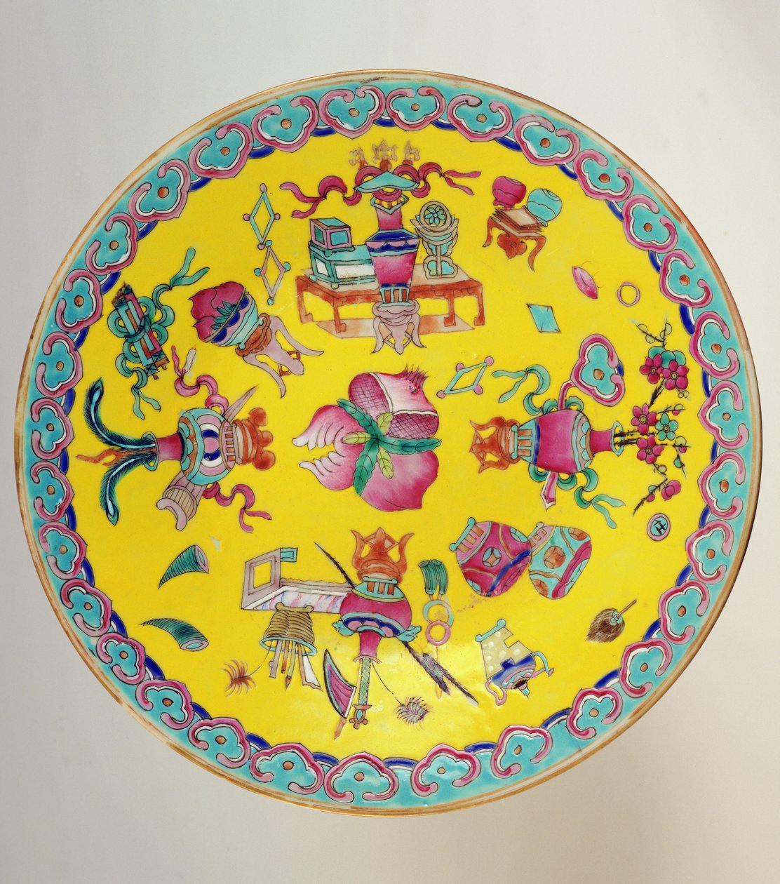 Dekorierte Platte, 1736-95 von Chinese School