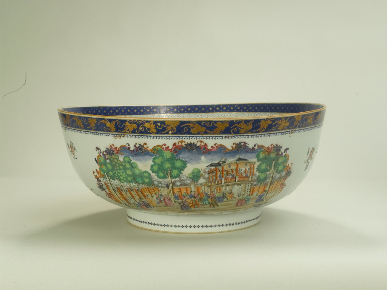 Famille-Rose-Punschschale mit ovalem Blattmotiv, das den Grand Walk, Vauxhall Gardens in den 1750er Jahren darstellt, Qianlong-Periode (1736-95) ca. 1790 von Chinese School