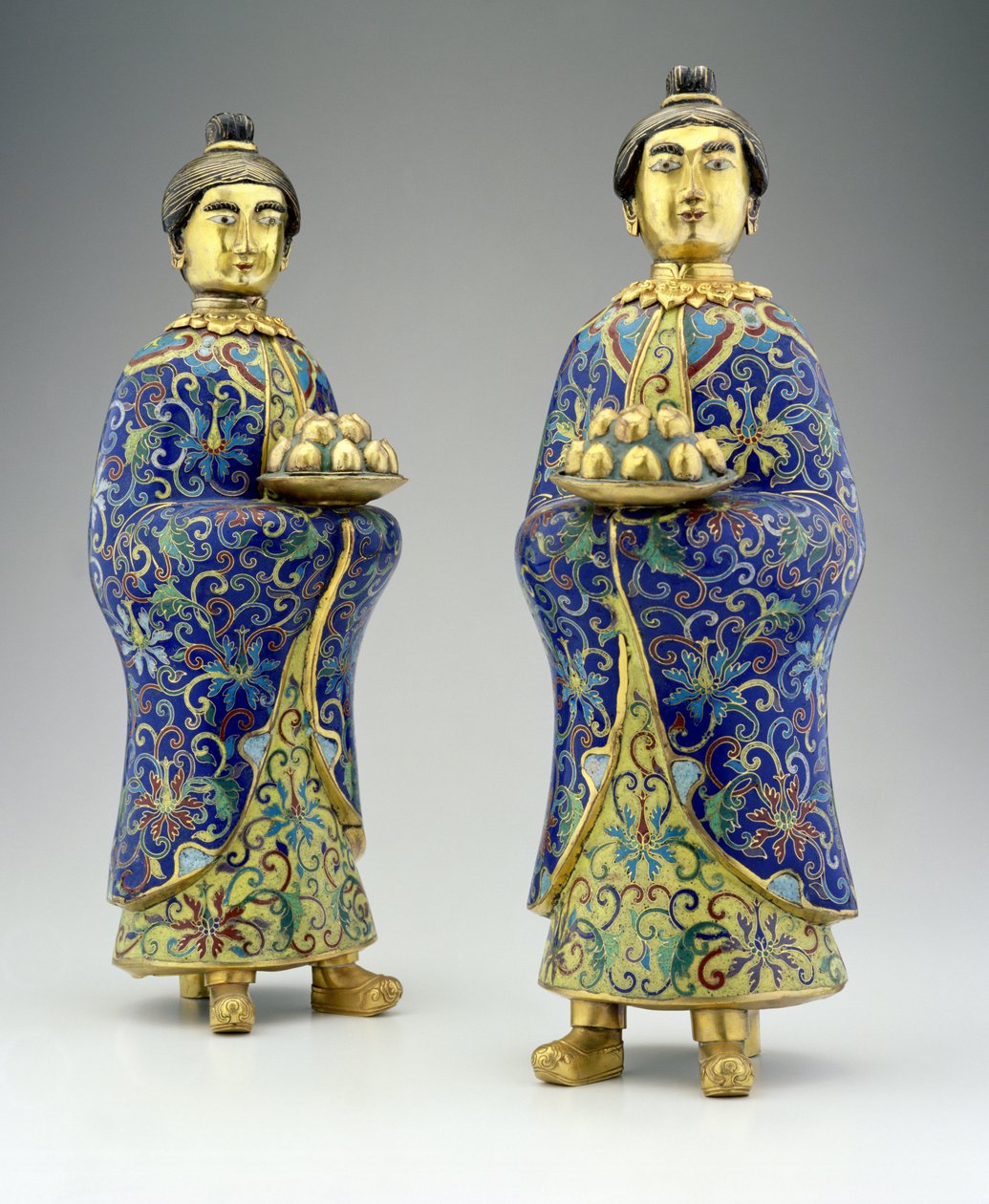 Paar weiblicher Begleiterinnen, Qianlong-Periode, 1736-95 (Cloisonné-Email) von Chinese School