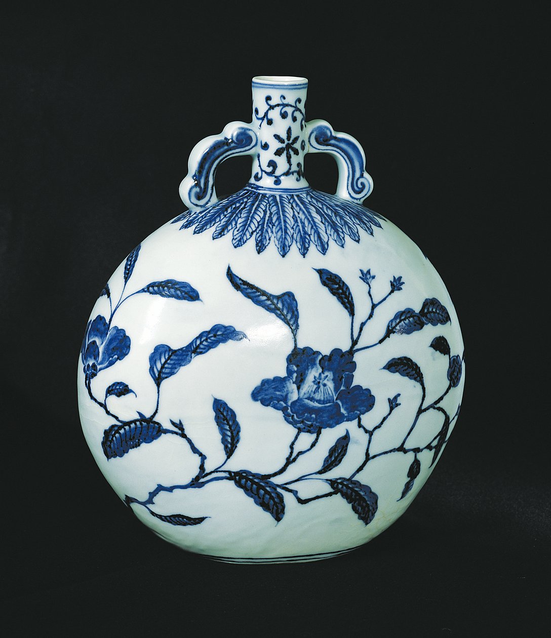 Pilgerflasche Blau und Weiß mit Blumendekorationen, um 1403-24 von Chinese School