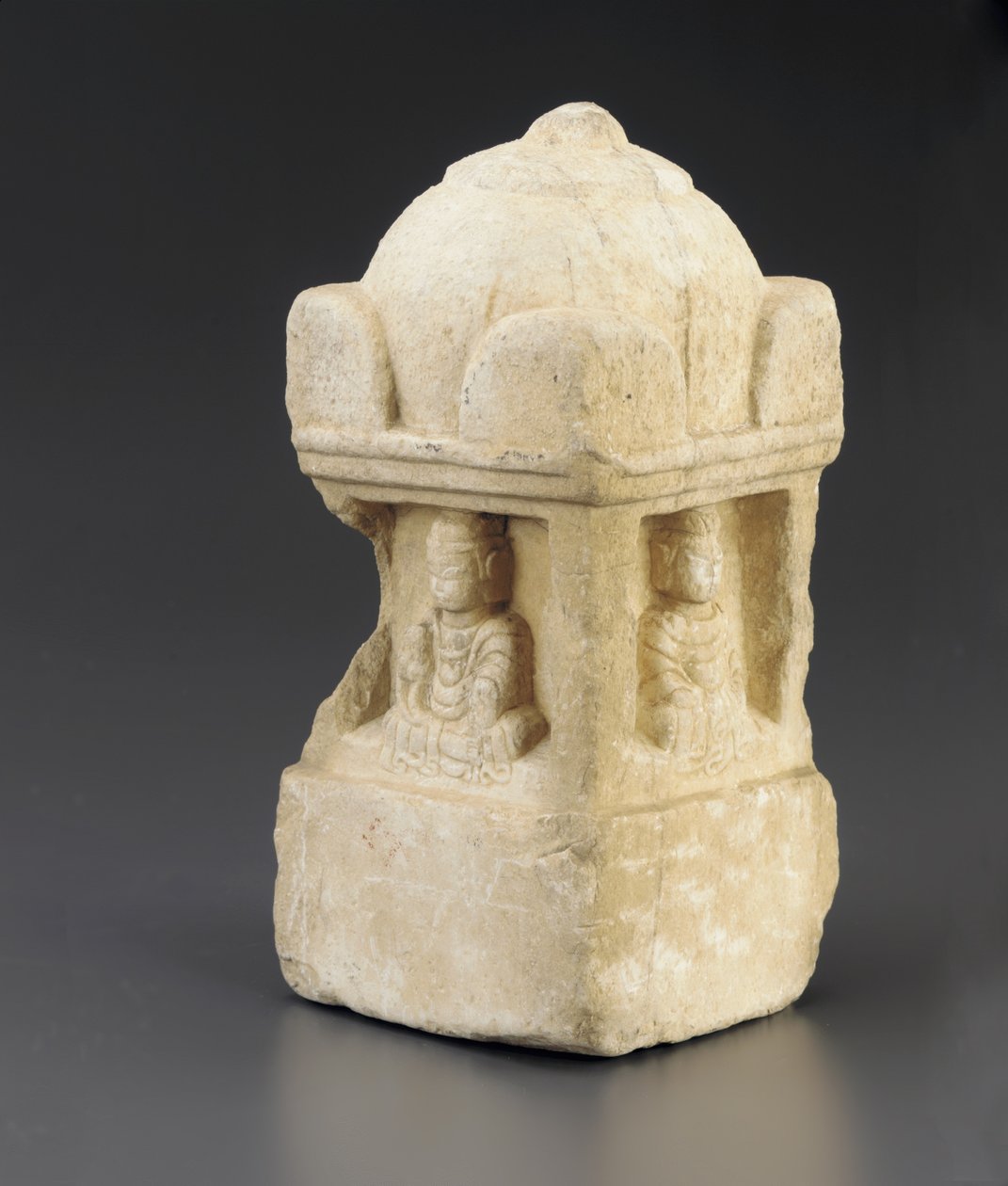 Kleine Stupa, gewölbtes Dach und buddhistische Figuren in Nischen auf allen 4 Seiten, quadratisches Podest, Periode der Teilung, 557-581 von Chinese School