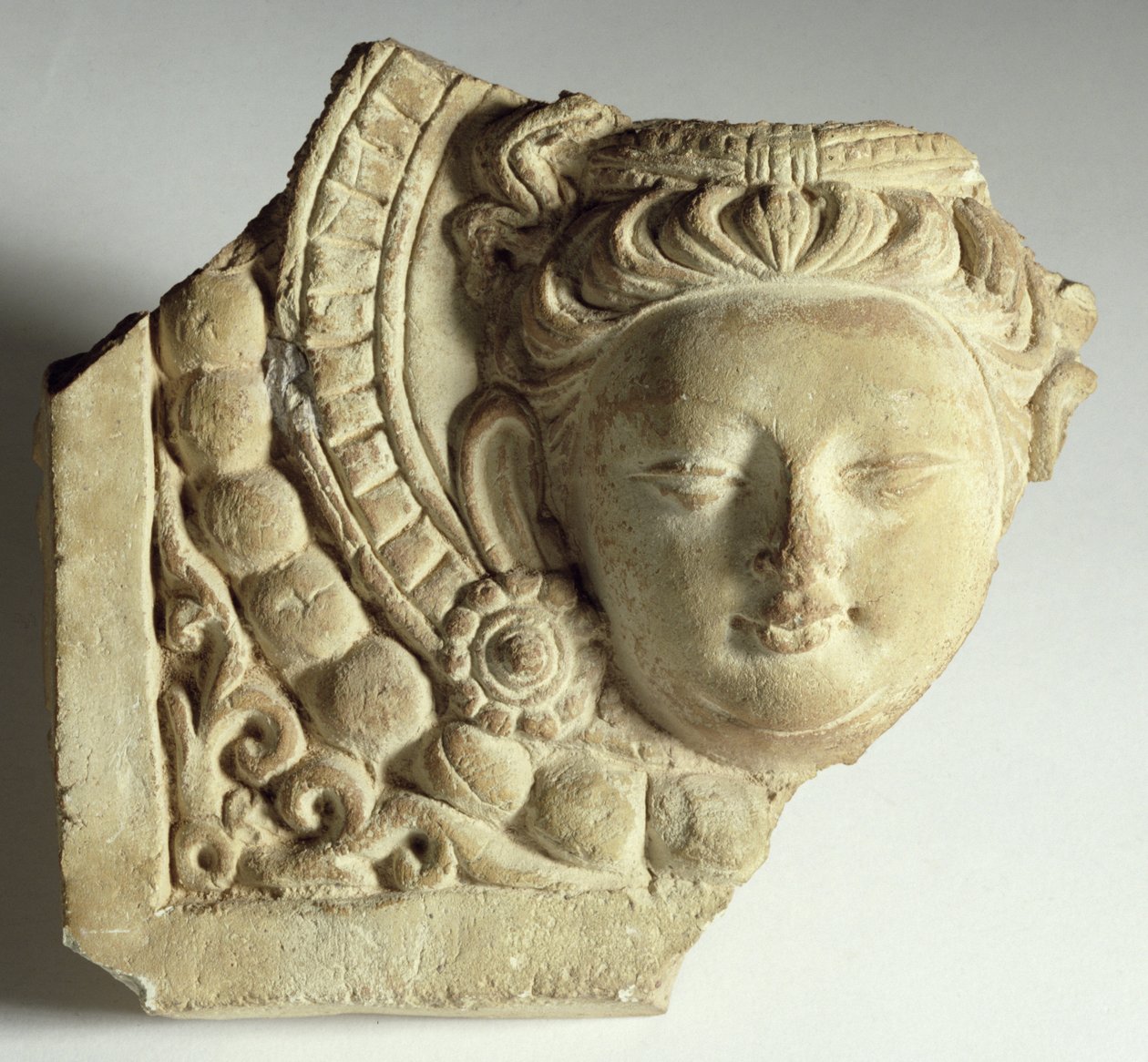 Fliese mit Bodhisattva-Kopf, Mingoi, 6.-7. Jahrhundert von Chinese School